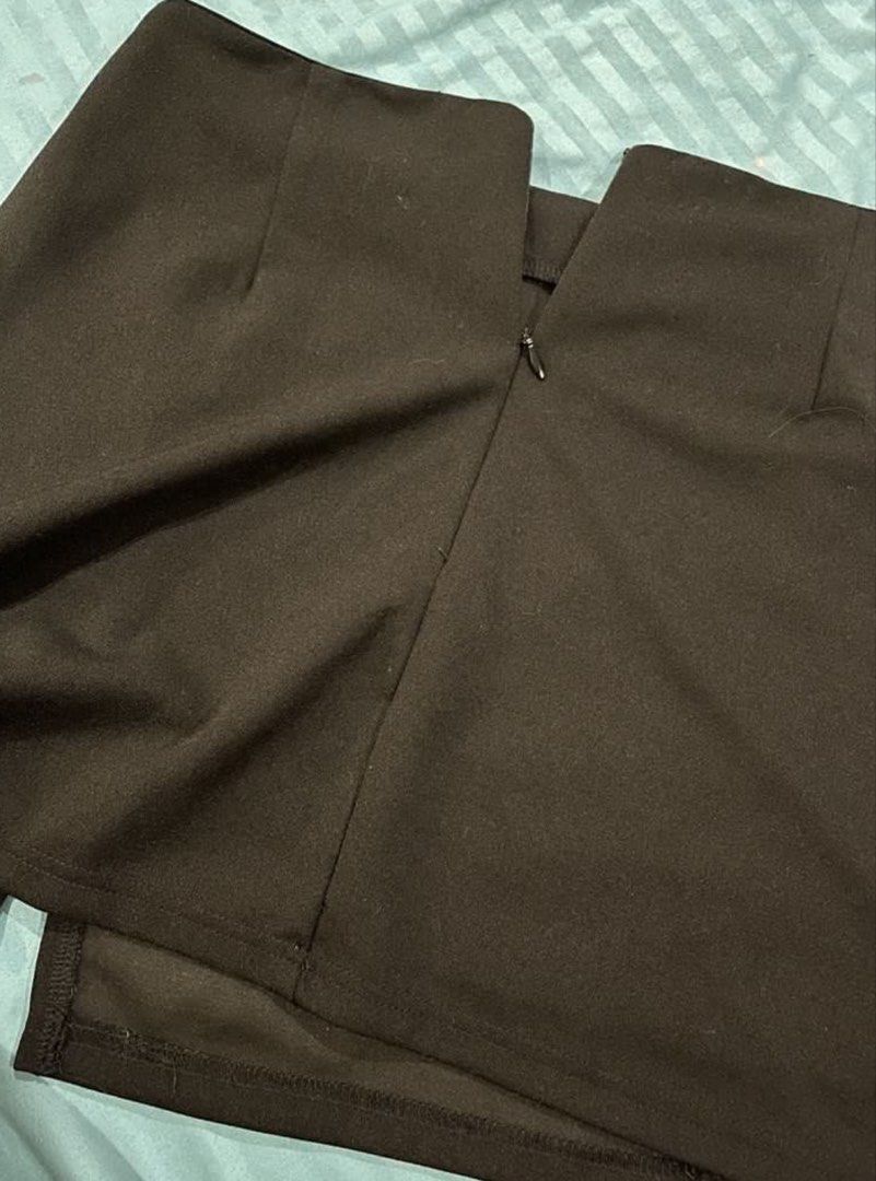 SHEIN MOD Black Mini Skirt Size L (Category: Skirts) located in Las Pinas. Submitted by francesaly (Listing ID 1462558505, Image 3). Description: - SHEIN MOD Black Mini Skirt - Side zipper for easy wear - Flattering cut - Small slits on the sides of the hem - Versatile for casual or dressed-up looks - Easy to pair with various tops - Made in China.