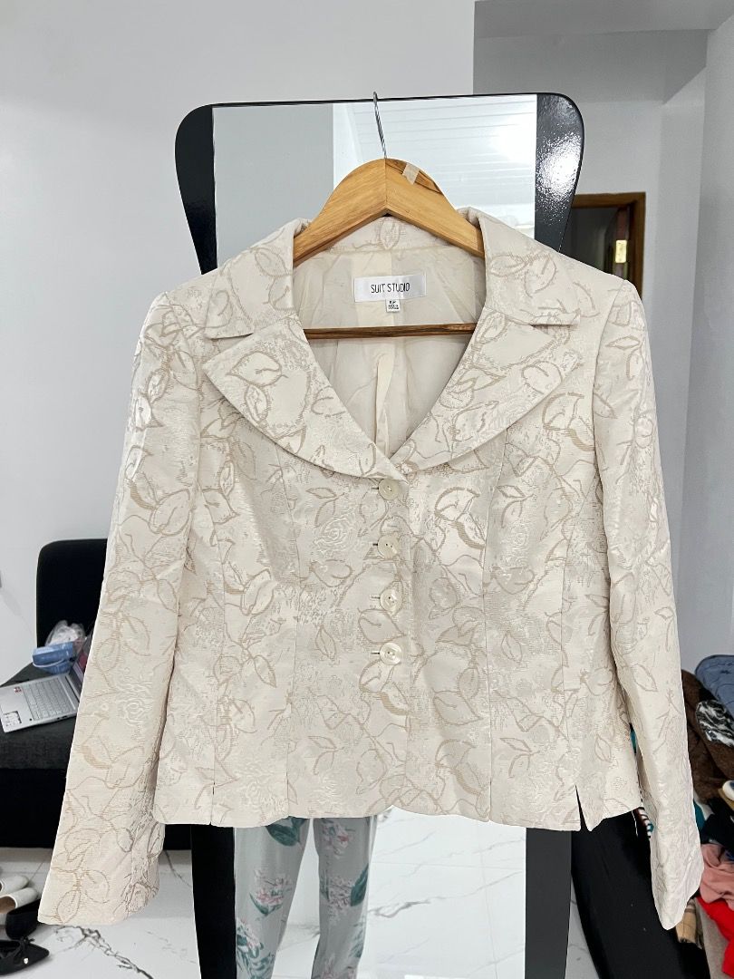 SHI STUDIO Cream Floral Brocade Blazer Jacket (Category: Coats, Jackets and Outerwear) located in Baguio. Submitted by pureearth.5f1c08 (Listing ID 1462548992, Image 2). Description: - Beautiful cream blazer - Small to Medium - Features a stunning floral brocade pattern - Elegant lapel collar - Secure button closure - Fabric has a lovely sheen - Versatile for formal or smart casual occasions - A timeless wardrobe essential.