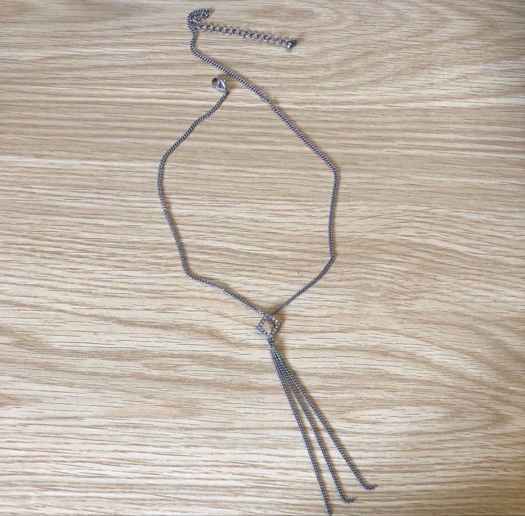 Long Silver Necklace (Category: Necklaces) located in Manila. Submitted by erlaien.ph (Listing ID 1462512143, Image 1). Description: 🏷 BUY NOW: great for fashion & events! Includes: - Necklace - Jewelry box 🧺 RFS: no longer used 🛒 Payment method: GCASH/BANK 📦 Shipping: LALAMOVE or GRAB PM ME FOR MORE INQUIRIES 💌 Check out my profile for other great offers & nice stuffs! Follow me for more!.