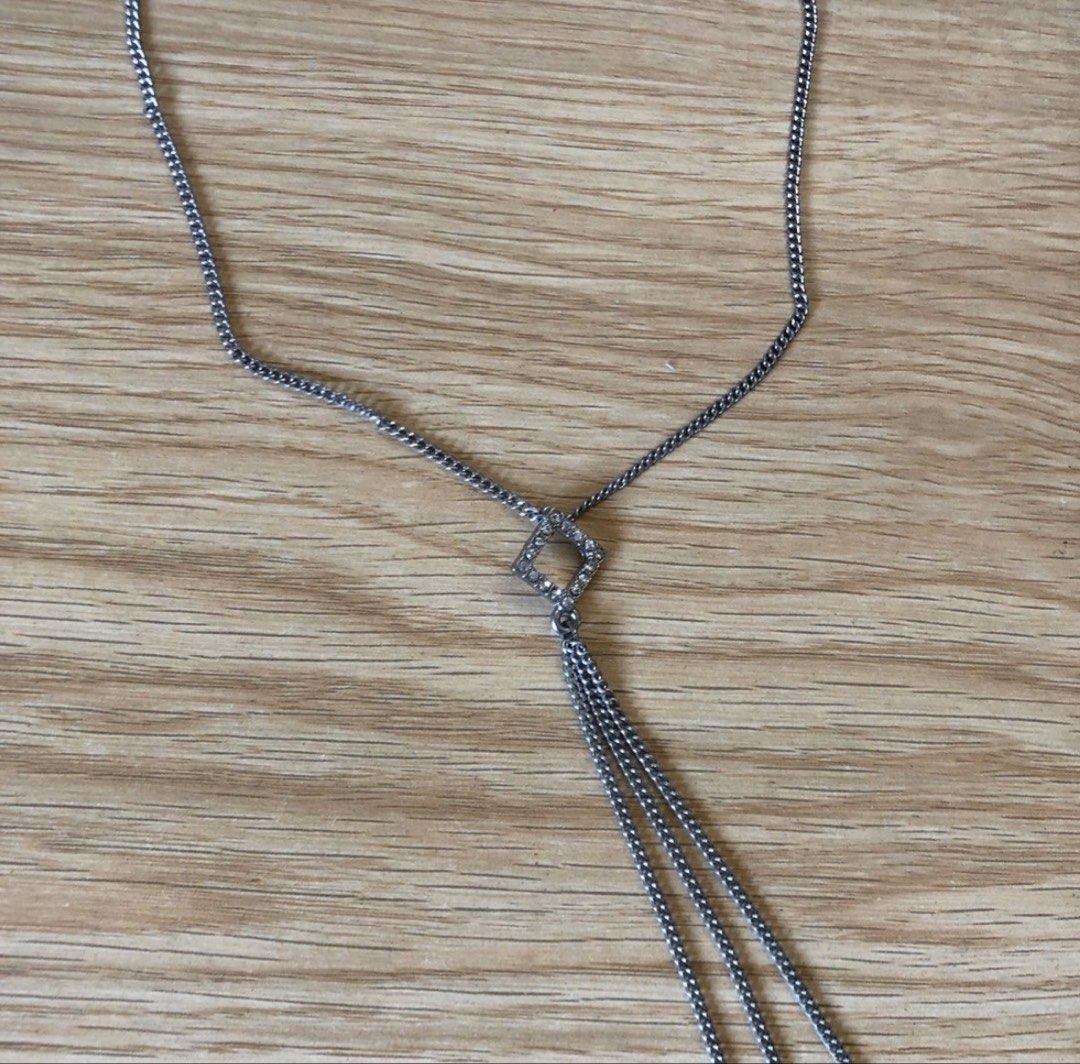 Long Silver Necklace (Category: Necklaces) located in Manila. Submitted by erlaien.ph (Listing ID 1462512143, Image 2). Description: 🏷 BUY NOW: great for fashion & events! Includes: - Necklace - Jewelry box 🧺 RFS: no longer used 🛒 Payment method: GCASH/BANK 📦 Shipping: LALAMOVE or GRAB PM ME FOR MORE INQUIRIES 💌 Check out my profile for other great offers & nice stuffs! Follow me for more!.