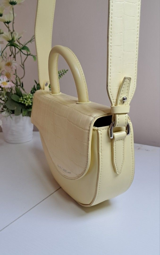 Simon Carter Sling Bag (Category: Cross-body Bags) located in Zamboanga. Submitted by corneliasbags (Listing ID 1462475501, Image 2). Description: -malinis interior -intact rubber lining -color rate 8.5/10 -flaws: may slight dumi ang body, though only mahahalata lang pag tinitigan. pacheck na lang po sa nakahighlight sa photo. Other than this, this still looks new..