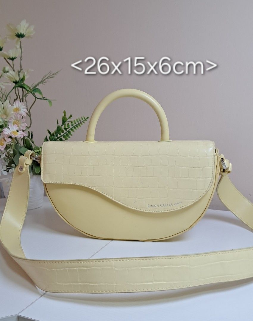 Simon Carter Sling Bag (Category: Cross-body Bags) located in Zamboanga. Submitted by corneliasbags (Listing ID 1462475501, Image 1). Description: -malinis interior -intact rubber lining -color rate 8.5/10 -flaws: may slight dumi ang body, though only mahahalata lang pag tinitigan. pacheck na lang po sa nakahighlight sa photo. Other than this, this still looks new..