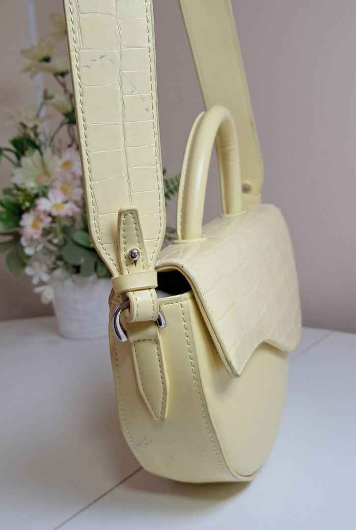Simon Carter Sling Bag (Category: Cross-body Bags) located in Zamboanga. Submitted by corneliasbags (Listing ID 1462475501, Image 3). Description: -malinis interior -intact rubber lining -color rate 8.5/10 -flaws: may slight dumi ang body, though only mahahalata lang pag tinitigan. pacheck na lang po sa nakahighlight sa photo. Other than this, this still looks new..