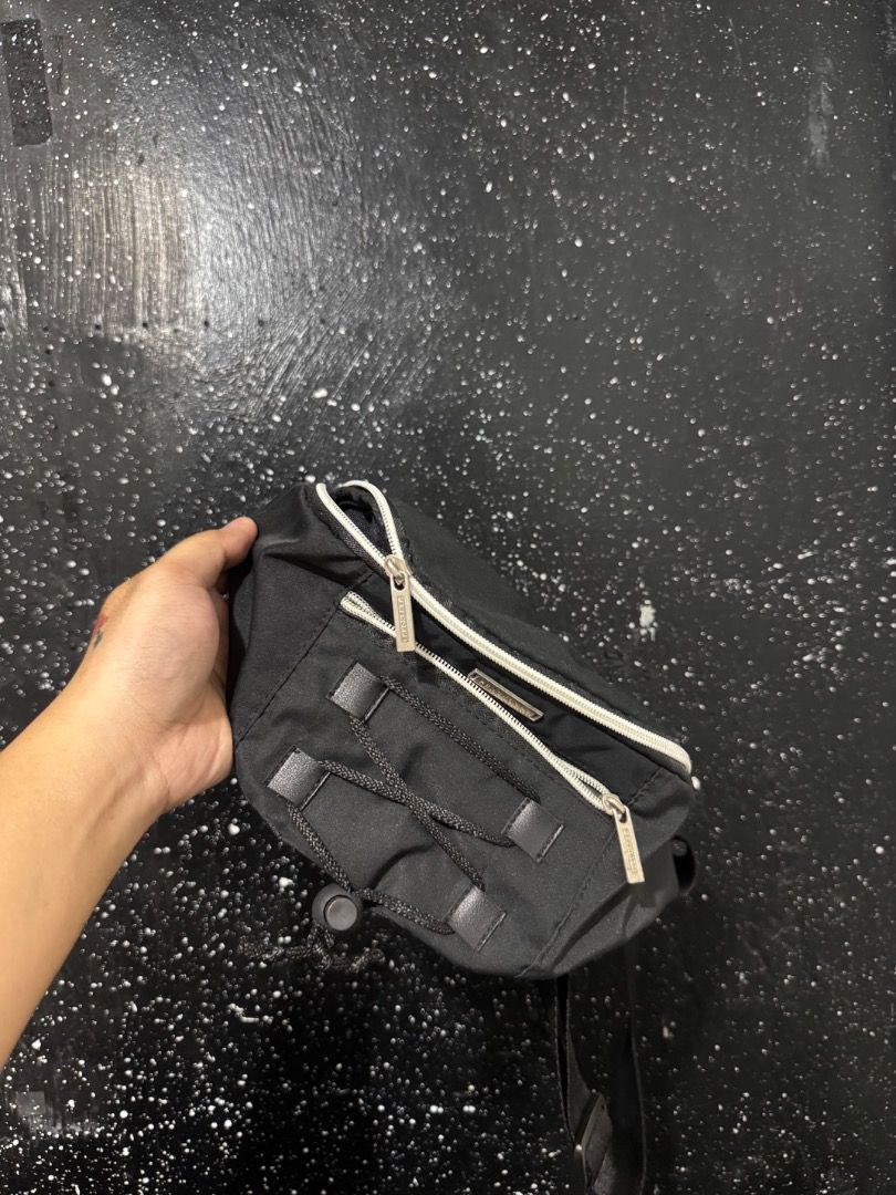 Small bag (Category: Luxury Bags & Wallets) located in Caloocan City. Submitted by https.spicypisces (Listing ID 1462656741, Image 1). Description: .