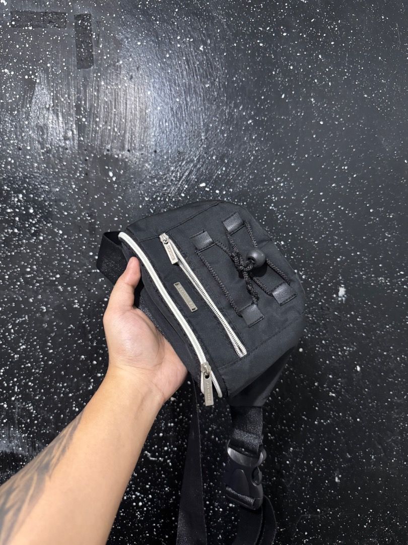 Small bag (Category: Luxury Bags & Wallets) located in Caloocan City. Submitted by https.spicypisces (Listing ID 1462656741, Image 2). Description: .