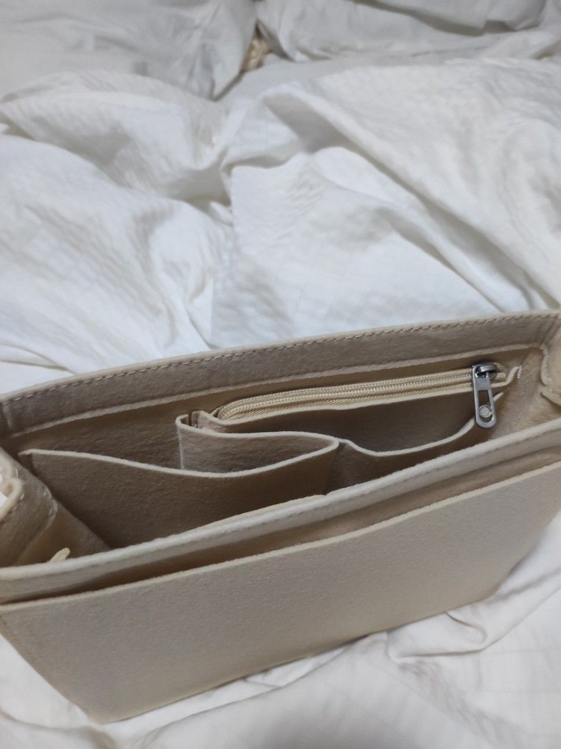 Small bag organizer (Category: Luxury Bags & Wallets) located in Bocaue. Submitted by jessdcluters (Listing ID 1462588593, Image 1). Description: .