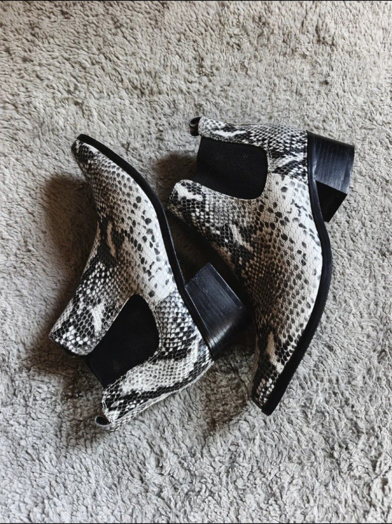 Snake Skin Ankle Boots (Category: Boots) located in Manila. Submitted by vyre.archive (Listing ID 1462637114, Image 1). Description: 38-39 womens.