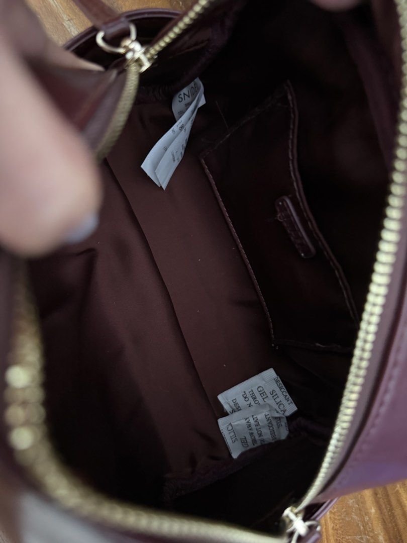SNIDEL Burgundy Leather Top Handle Bag with Strap (Category: Shoulder Bags) located in Makati City. Submitted by petite_preloved2 (Listing ID 1462442518, Image 3). Description: - Bought at Mitsukoshi BGC for 6k plus - Top handle and detachable shoulder strap - Small but spacious.