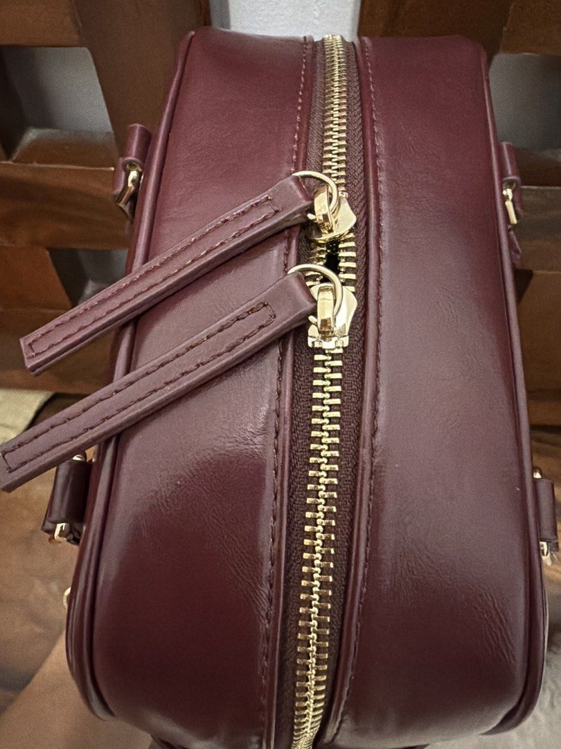 SNIDEL Burgundy Leather Top Handle Bag with Strap (Category: Shoulder Bags) located in Makati City. Submitted by petite_preloved2 (Listing ID 1462442518, Image 2). Description: - Bought at Mitsukoshi BGC for 6k plus - Top handle and detachable shoulder strap - Small but spacious.