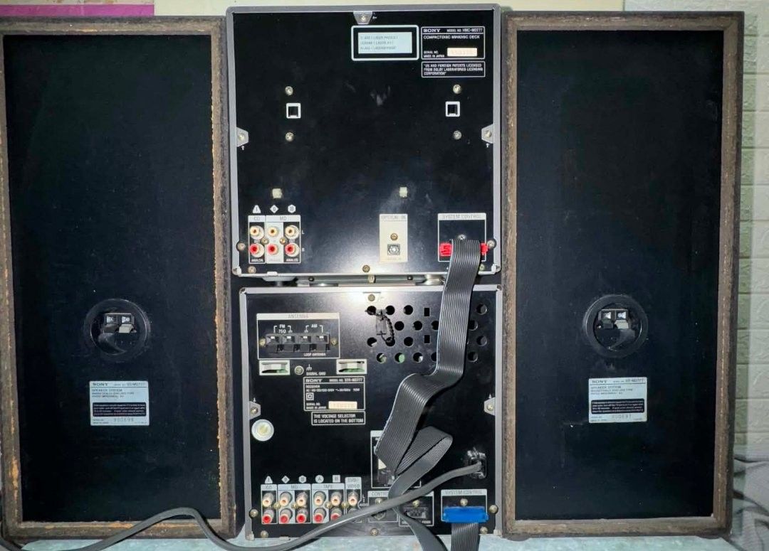 Sony MDZ-777 Component MiniDisc System with Speakers （分類：音樂播放裝置 MP3及CD Player）位於 Hong Kong。 由 stubborn18 提交（商品編號 1462453883，圖片 3）。簡介： - Sony MDZ-777 component system - Includes main unit, 5-CD changer, and two Sony speakers - Excellent sound quality - CD/MD Players don't work only Radio Band Tuner。