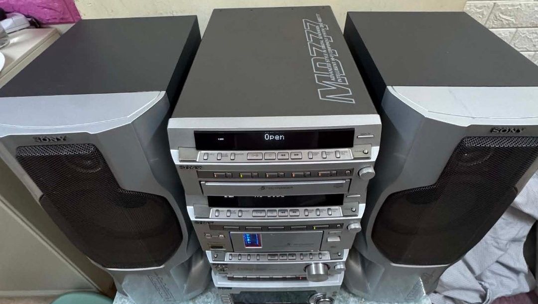 Sony MDZ-777 Component MiniDisc System with Speakers （分類：音樂播放裝置 MP3及CD Player）位於 Hong Kong。 由 stubborn18 提交（商品編號 1462453883，圖片 2）。簡介： - Sony MDZ-777 component system - Includes main unit, 5-CD changer, and two Sony speakers - Excellent sound quality - CD/MD Players don't work only Radio Band Tuner。