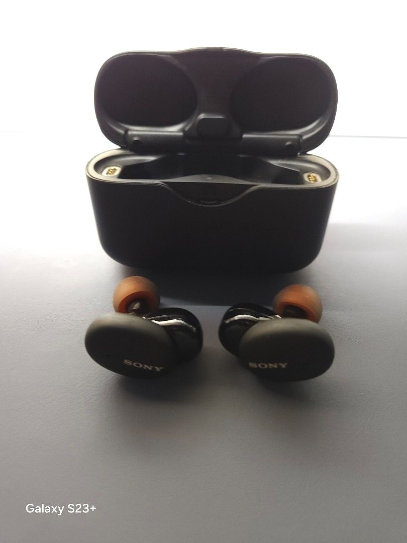 SONY WF-H800 無線降噪耳機 （分類：耳機）位於 Hong Kong。 由 faifaibaby 提交（商品編號 1462630394，圖片 1）。簡介： SONY WF-H800 耳機，鋼琴黑色。連充電盒。支援 AAC DSEE HX。有降噪功能，音質唔錯。電量顯示正常。有興趣可以問下。 屯門，油塘站或順豐到付24小時智能櫃。