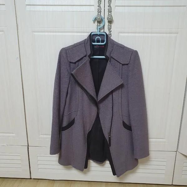 Spring Jacket (Category: Coats, Jackets and Outerwear) located in Singapore. Submitted by bunjangpartners (Listing ID 1462503716, Image 1). Description: A women's jacket with a neat design. It is size 55, and the material is a blend of polyester, rayon, and spandex, making it comfortable for activities and great to wear during the transitional seasons~ In-person pickup available, delivery available (4,000 won), half-priced delivery available (2,7