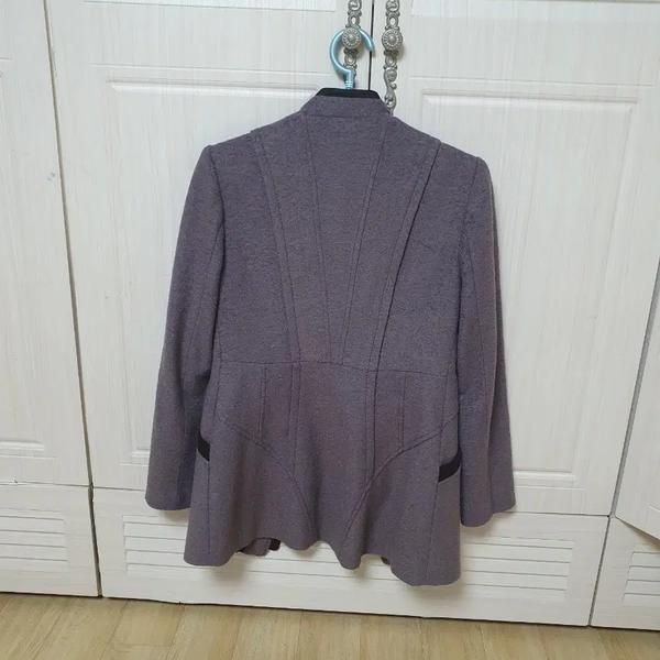 Spring Jacket (Category: Coats, Jackets and Outerwear) located in Singapore. Submitted by bunjangpartners (Listing ID 1462503716, Image 2). Description: A women's jacket with a neat design. It is size 55, and the material is a blend of polyester, rayon, and spandex, making it comfortable for activities and great to wear during the transitional seasons~ In-person pickup available, delivery available (4,000 won), half-priced delivery available (2,7