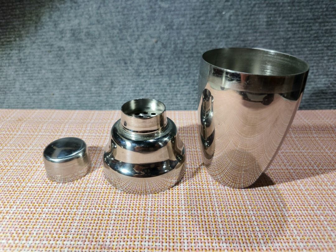 Stainless Steel Cocktail Shaker Bar Tool (Category: Other Kitchenware & Tableware) located in San Leonardo. Submitted by burgossanleonardo.12345 (Listing ID 1462597376, Image 1). Description: - Stainless steel cocktail shaker set - Includes main cup, strainer top, and cap - Perfect for creating drinks at home - Easy to clean - Minor signs of use visible inside the strainer - Ideal addition to your home bar setup.