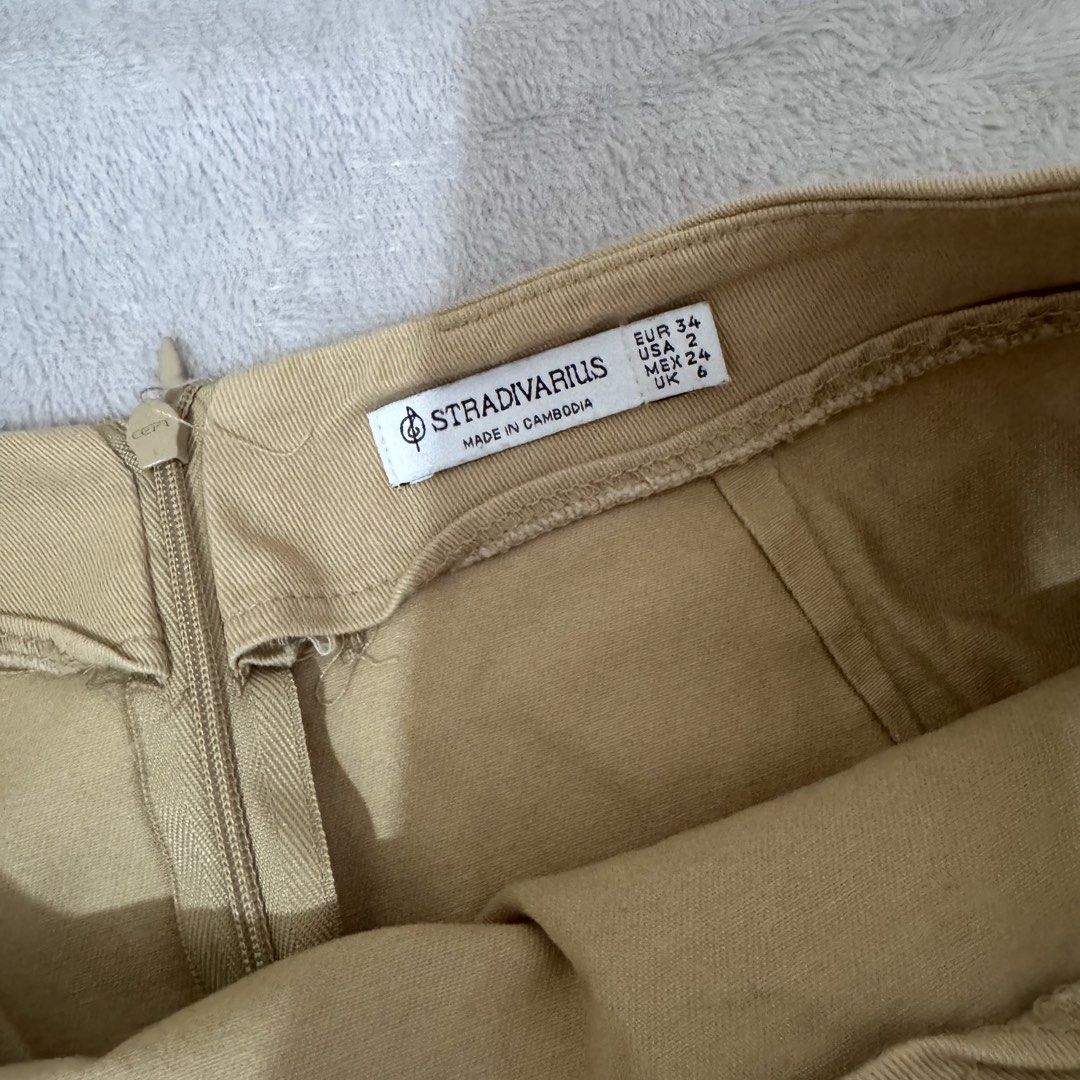 Stradivarius (Category: Skirts) located in Cainta. Submitted by nicnicbg (Listing ID 1462508797, Image 3). Description: can fit up to small, has stain in front but coverable with a top.