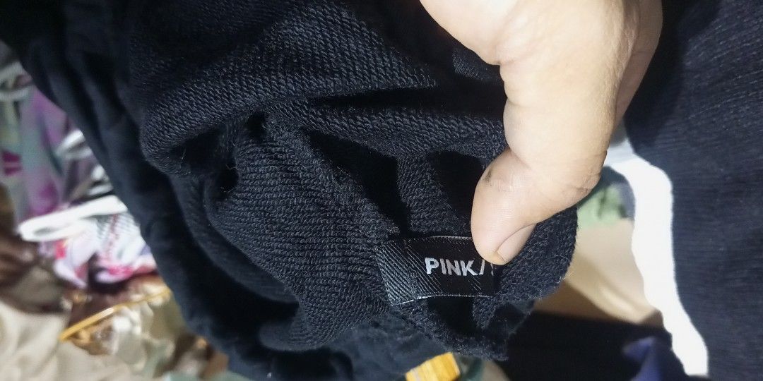 Streetwear crop sweatshirt (Category: Coats, Jackets and Outerwear) located in Calamba. Submitted by ironjayy050812 (Listing ID 1462564036, Image 2). Description: black graphic cropped sweatshirt featuring a "SKATEBOARD" excellent condition dimes 22width 12length.