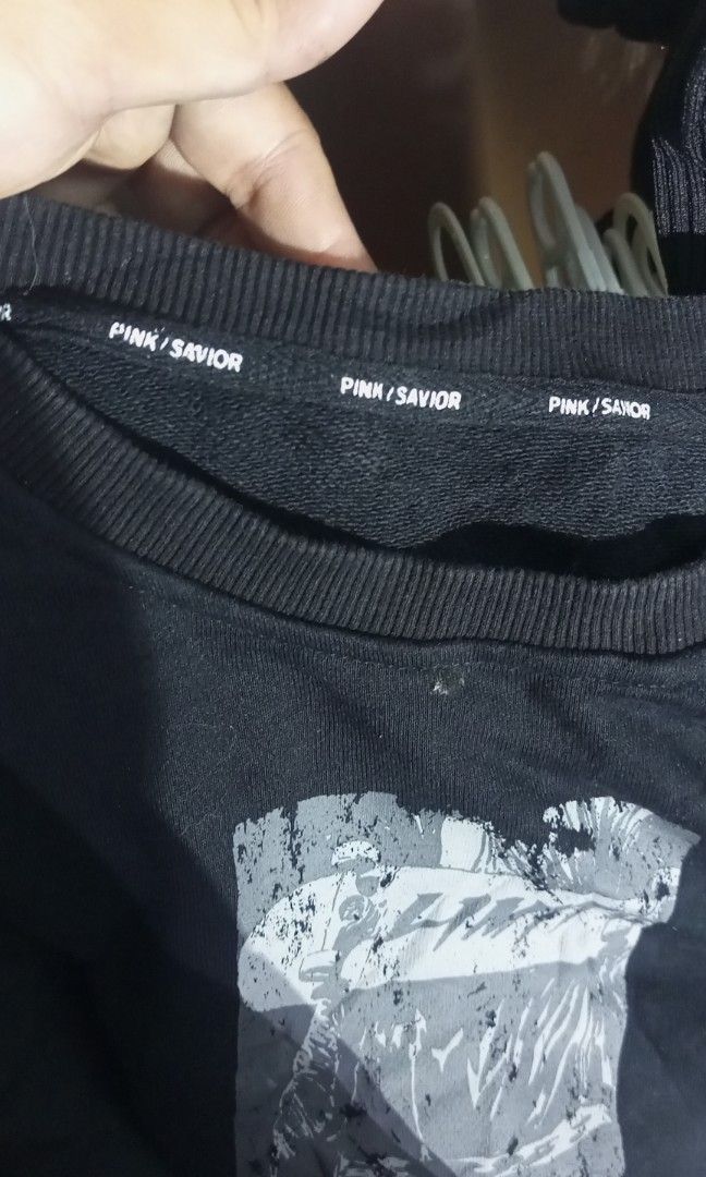 Streetwear crop sweatshirt (Category: Coats, Jackets and Outerwear) located in Calamba. Submitted by ironjayy050812 (Listing ID 1462564036, Image 3). Description: black graphic cropped sweatshirt featuring a "SKATEBOARD" excellent condition dimes 22width 12length.
