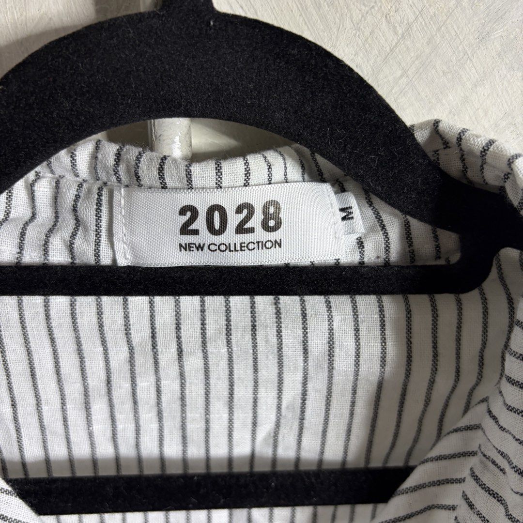 Stripes long-sleeve white button-down shirt (Category: Longsleeves) located in Baguio. Submitted by closetdropsbgo (Listing ID 1462625631, Image 3). Description: .