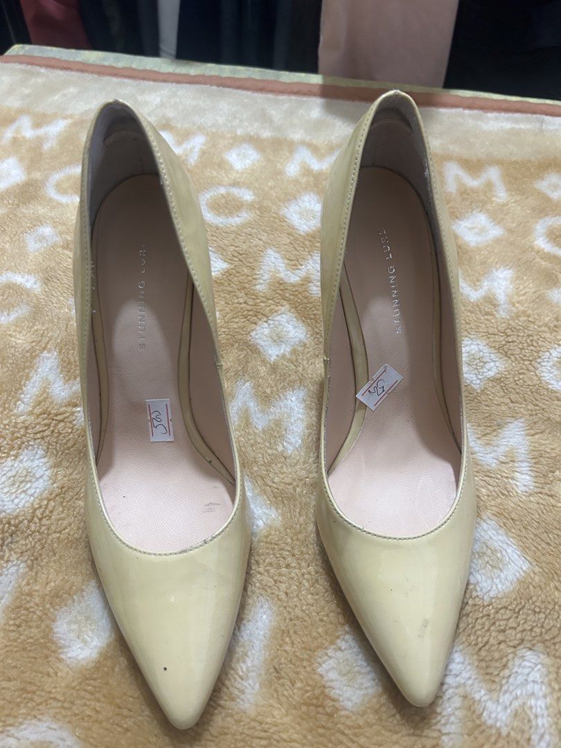 Stunning lure 36 powder yellow (Category: Heels) located in Cavite. Submitted by cecitrifthshop (Listing ID 1462457532, Image 1). Description: Elegant high heels lightly used size 36 powder yellow made in italy vero cudio .
