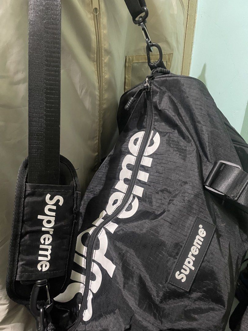 Supreme Duffle Bag Black White Logo (Category: Sling Bags) located in Baguio. Submitted by claw_set (Listing ID 1462590783, Image 2). Description: - Stylish black duffle bag with iconic white Supreme logo. - Versatile carrying options: comfortable shoulder strap and sturdy top handles. - Convenient interior zippered pocket for secure storage. - Ideal for your next travel adventure or gym sessions. .