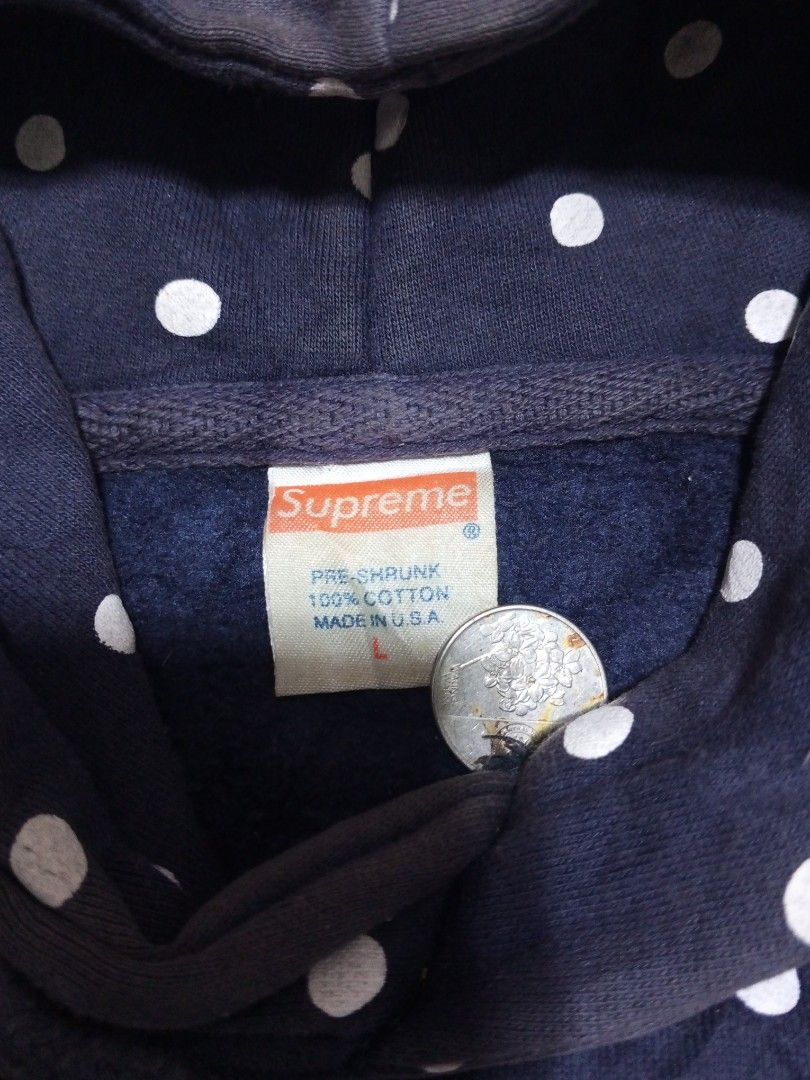 supreme hoodie (Category: Coats, Jackets and Outerwear) located in Manila. Submitted by pagatpatan59259 (Listing ID 1462449642, Image 2). Description: supreme hoodie box logo size: XL on tag/ M fitting / Price: 550 free shipp.