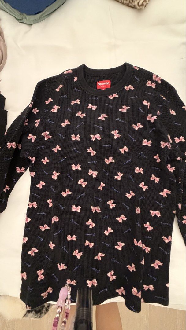 Supreme long sleeves （分類：服裝）位於 Hong Kong。 由 luckycharmzzz 提交（商品編號 1462573019，圖片 2）。簡介： Supreme long sleeve top in size S. It's a black waffle knit with a really cute all-over print of pink bows and little blue accents. Perfect for adding a unique touch to your streetwear look.。