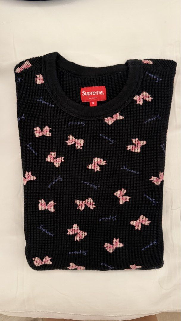 Supreme long sleeves （分類：服裝）位於 Hong Kong。 由 luckycharmzzz 提交（商品編號 1462573019，圖片 1）。簡介： Supreme long sleeve top in size S. It's a black waffle knit with a really cute all-over print of pink bows and little blue accents. Perfect for adding a unique touch to your streetwear look.。