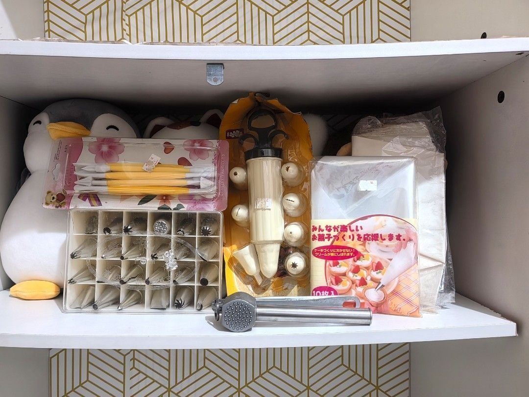 Take All Baking Pastry Decoration Icing Tools (Category: Bakeware) located in San Jose del Monte. Submitted by chimkenugets (Listing ID 1462663951, Image 2). Description: * 2 Pieces Piping Bag * Decorative Syringe Set * Decorative Nozzle Set * Plastic Sculping Tools * Metal Steel Press.