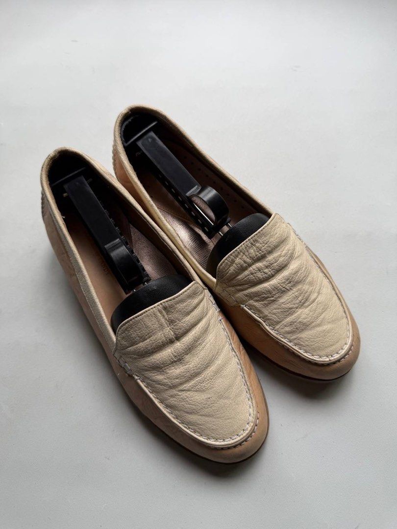 TANDY Two Tone Loafers (Category: Loafers) located in Cagayan de Oro. Submitted by thrift_crate.ph (Listing ID 1462575662, Image 3). Description: ᴛᴀɴᴅʏ ᴛᴡᴏ-ᴛᴏɴᴇ ʟᴏᴀғᴇʀs 𝟼.𝟻ᴜs / 𝟸𝟹.𝟻ᴄᴍ 𝐒𝐢𝐳𝐞: 6.5US / 23.5cm 𝐂𝐨𝐧𝐝𝐢𝐭𝐢𝐨𝐧 𝐫𝐚𝐭𝐞: 10/10 𝐂𝐨𝐥𝐨𝐫 𝐫𝐚𝐭𝐞: 10/10 Issue/s: Minimal heel drag.