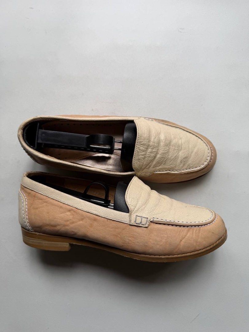 TANDY Two Tone Loafers (Category: Loafers) located in Cagayan de Oro. Submitted by thrift_crate.ph (Listing ID 1462575662, Image 2). Description: ᴛᴀɴᴅʏ ᴛᴡᴏ-ᴛᴏɴᴇ ʟᴏᴀғᴇʀs 𝟼.𝟻ᴜs / 𝟸𝟹.𝟻ᴄᴍ 𝐒𝐢𝐳𝐞: 6.5US / 23.5cm 𝐂𝐨𝐧𝐝𝐢𝐭𝐢𝐨𝐧 𝐫𝐚𝐭𝐞: 10/10 𝐂𝐨𝐥𝐨𝐫 𝐫𝐚𝐭𝐞: 10/10 Issue/s: Minimal heel drag.