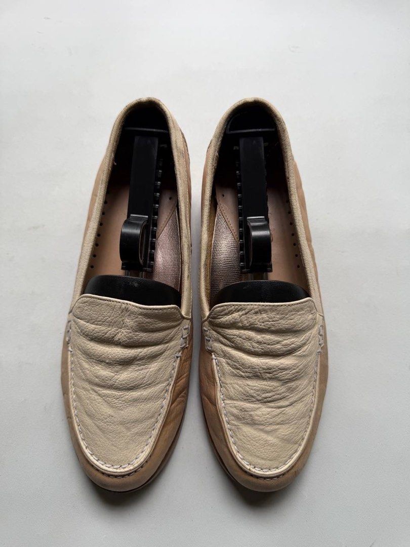 TANDY Two Tone Loafers (Category: Loafers) located in Cagayan de Oro. Submitted by thrift_crate.ph (Listing ID 1462575662, Image 1). Description: ᴛᴀɴᴅʏ ᴛᴡᴏ-ᴛᴏɴᴇ ʟᴏᴀғᴇʀs 𝟼.𝟻ᴜs / 𝟸𝟹.𝟻ᴄᴍ 𝐒𝐢𝐳𝐞: 6.5US / 23.5cm 𝐂𝐨𝐧𝐝𝐢𝐭𝐢𝐨𝐧 𝐫𝐚𝐭𝐞: 10/10 𝐂𝐨𝐥𝐨𝐫 𝐫𝐚𝐭𝐞: 10/10 Issue/s: Minimal heel drag.