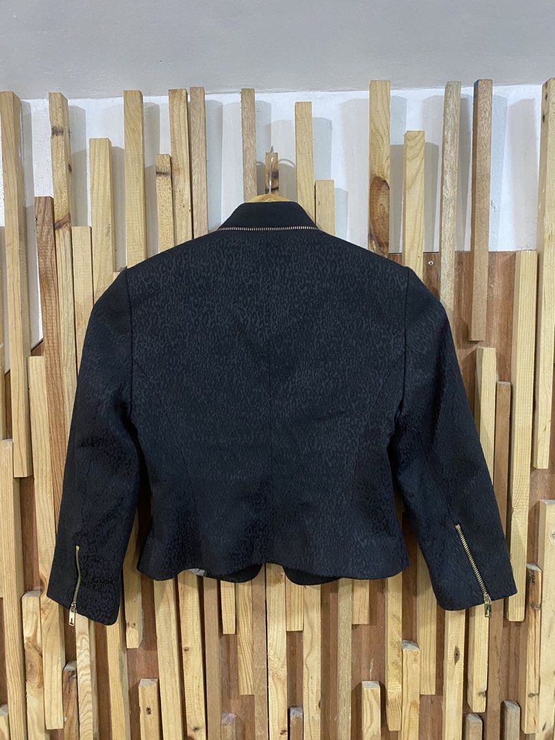 Ted Baker Jacquard Zip Detail Jacket (Category: Coats, Jackets and Outerwear) located in Mabalacat. Submitted by calmrabbit.ae2127 (Listing ID 1462522982, Image 2). Description: .