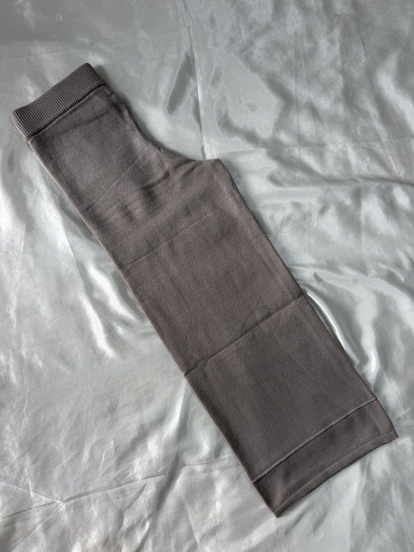THE DROP cotton wide-leg short pants (Category: Other Bottoms) located in Bulacan. Submitted by byppishh__ (Listing ID 1462607452, Image 1). Description: Size: S Waist: 26-30” Length: 34” Like new, in excellent condition Stretchy and thick quality fabric —best and cute for simple casual fits with plain white tees.