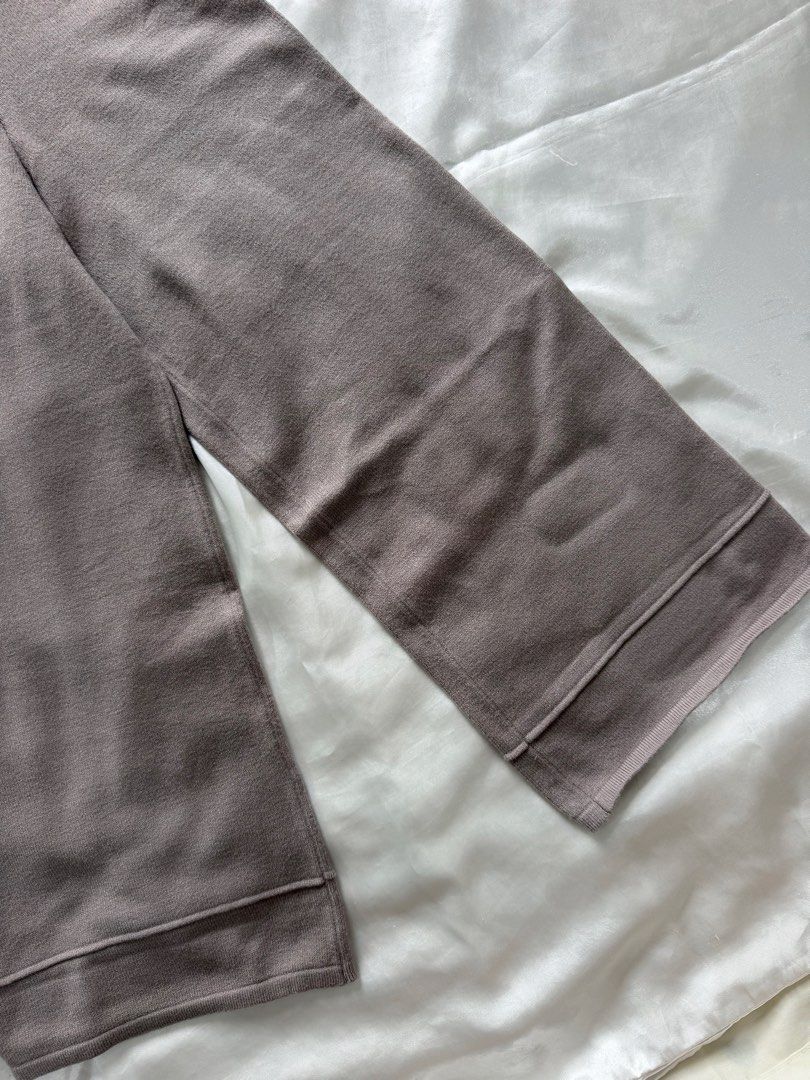 THE DROP cotton wide-leg short pants (Category: Other Bottoms) located in Bulacan. Submitted by byppishh__ (Listing ID 1462607452, Image 3). Description: Size: S Waist: 26-30” Length: 34” Like new, in excellent condition Stretchy and thick quality fabric —best and cute for simple casual fits with plain white tees.
