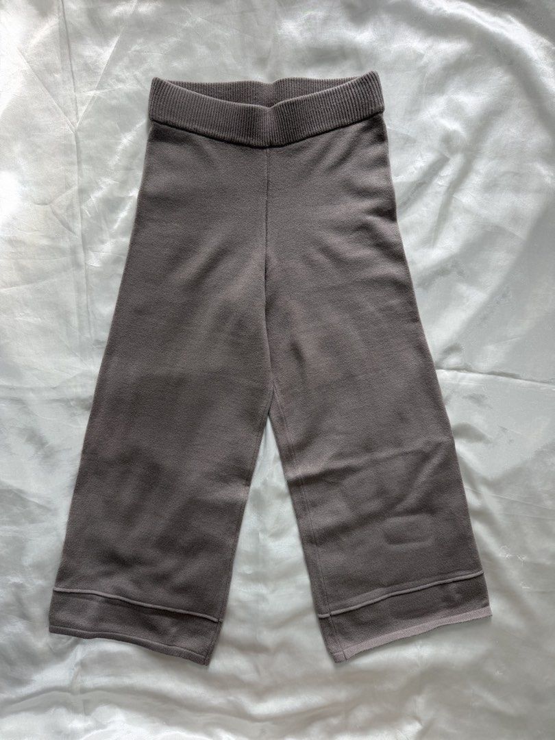 THE DROP cotton wide-leg short pants (Category: Other Bottoms) located in Bulacan. Submitted by byppishh__ (Listing ID 1462607452, Image 2). Description: Size: S Waist: 26-30” Length: 34” Like new, in excellent condition Stretchy and thick quality fabric —best and cute for simple casual fits with plain white tees.