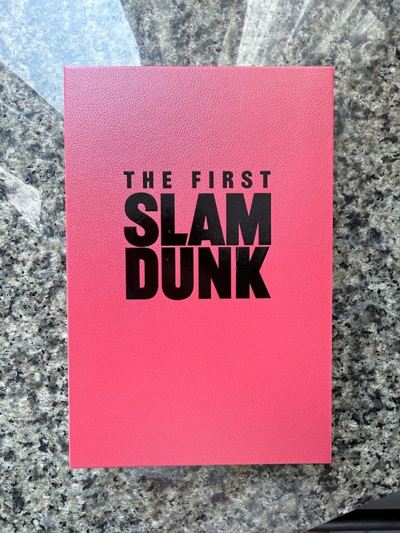 《THE FIRST SLAM DUNK》特別版八達通卡 限量紀念珍藏套裝 （分類：動漫角色周邊）位於 Hong Kong。 由 cck2016 提交（商品編號 1462507755，圖片 3）。簡介： 《THE FIRST SLAM DUNK》特別版八達通卡 限量紀念珍藏套裝 原價每套售價: HK$480 珍藏盒內含電影前導海報設計特別版成人八達通卡、獨家紀念裁判哨子及紀念幣，令人回想起每次哨聲響起一眾主角賽場上的光輝時刻，絕對是籃球粉絲們必入手款。 Special edition Octopus card set for The First Slam Dunk movie. Includes a collectible Octopus card, a coin, and a keychain. The box has a basketball court design inside. Limited edition, number 0257. Global release of 10