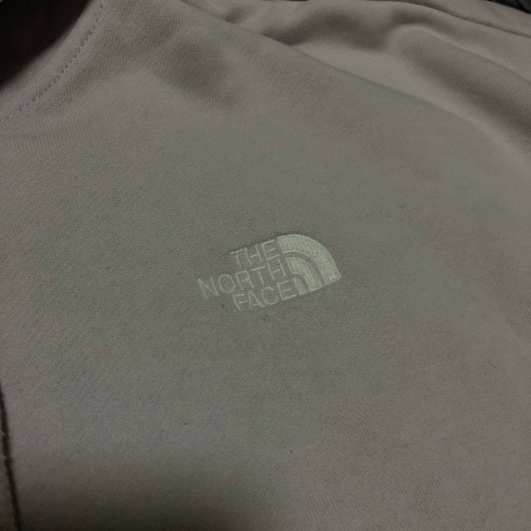 The North Face Hoodie (Category: Hoodies) located in Camiling. Submitted by thriftscape2024 (Listing ID 1462586968, Image 3). Description: Excellent Condition Color rate: 9/10 Issue: ❌❌❌ Dimes: W26xL26.