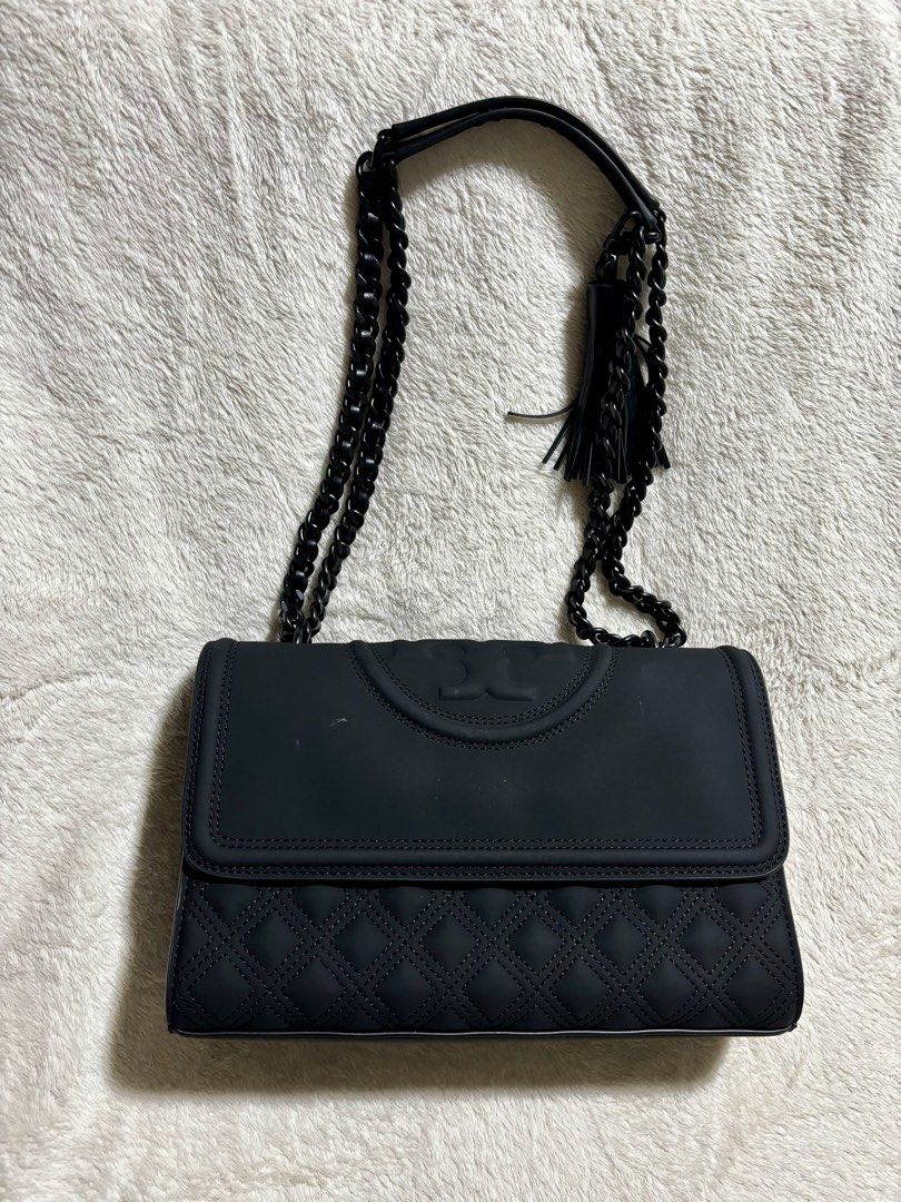 Tory Burch Fleming Soft Convertible Shoulder Bag (Category: Luxury Bags & Wallets) located in Quezon City. Submitted by _aritan (Listing ID 1462517672, Image 1). Description: - Authentic Black Tory Burch Shoulder Bag - Stylish chain strap - Versatile for everyday wear or going out RFS: no longer used Loc: quezon city MOD: Lalamove / Gogo Express / Meet up @ Fishermall QC - SF shoulder by buyer MOP: GCash.