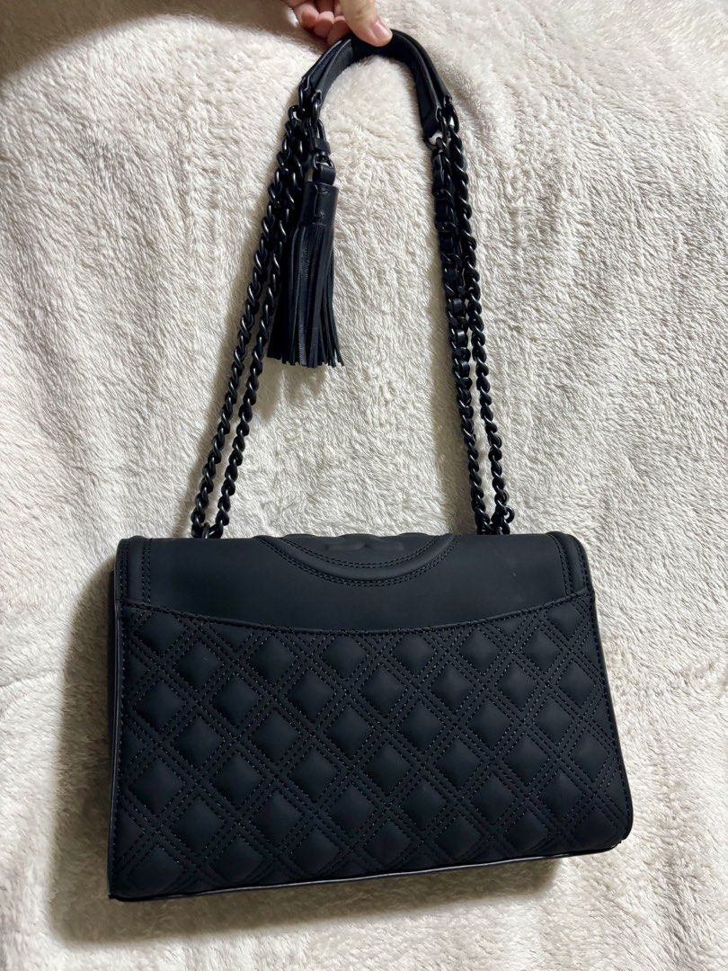 Tory Burch Fleming Soft Convertible Shoulder Bag (Category: Luxury Bags & Wallets) located in Quezon City. Submitted by _aritan (Listing ID 1462517672, Image 2). Description: - Authentic Black Tory Burch Shoulder Bag - Stylish chain strap - Versatile for everyday wear or going out RFS: no longer used Loc: quezon city MOD: Lalamove / Gogo Express / Meet up @ Fishermall QC - SF shoulder by buyer MOP: GCash.