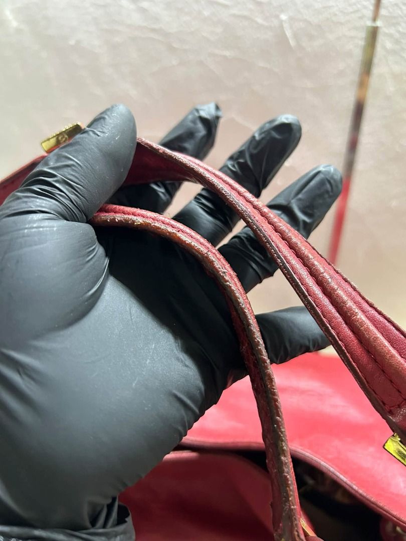 TORY BURCH HOBO BAG (Category: Tote Bags) located in Caloocan City. Submitted by j3ngsanity (Listing ID 1462629681, Image 3). Description: ISSUE : HANDLES / MIN SCRATCHES SA BODY NG BAG / NEED CLEANING SA LOOB / MALABO NA SALAMIN YKK ZIP .