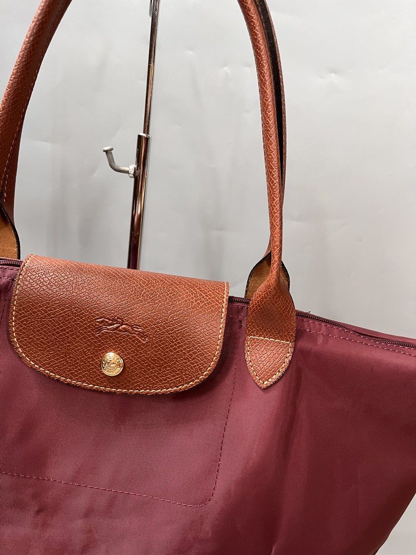 Totebag maroon Longchamp (Category: Tote Bags) located in San Jacinto. Submitted by kellysthrift_ (Listing ID 1462543139, Image 2). Description: Large maroon Longchamp.
