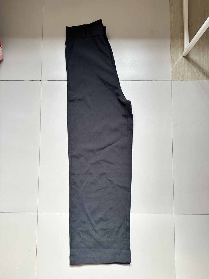 Trouser / Pants (Category: Other Bottoms) located in Minalin. Submitted by yzbrn (Listing ID 1462529029, Image 3). Description: Waist: 30-32 .