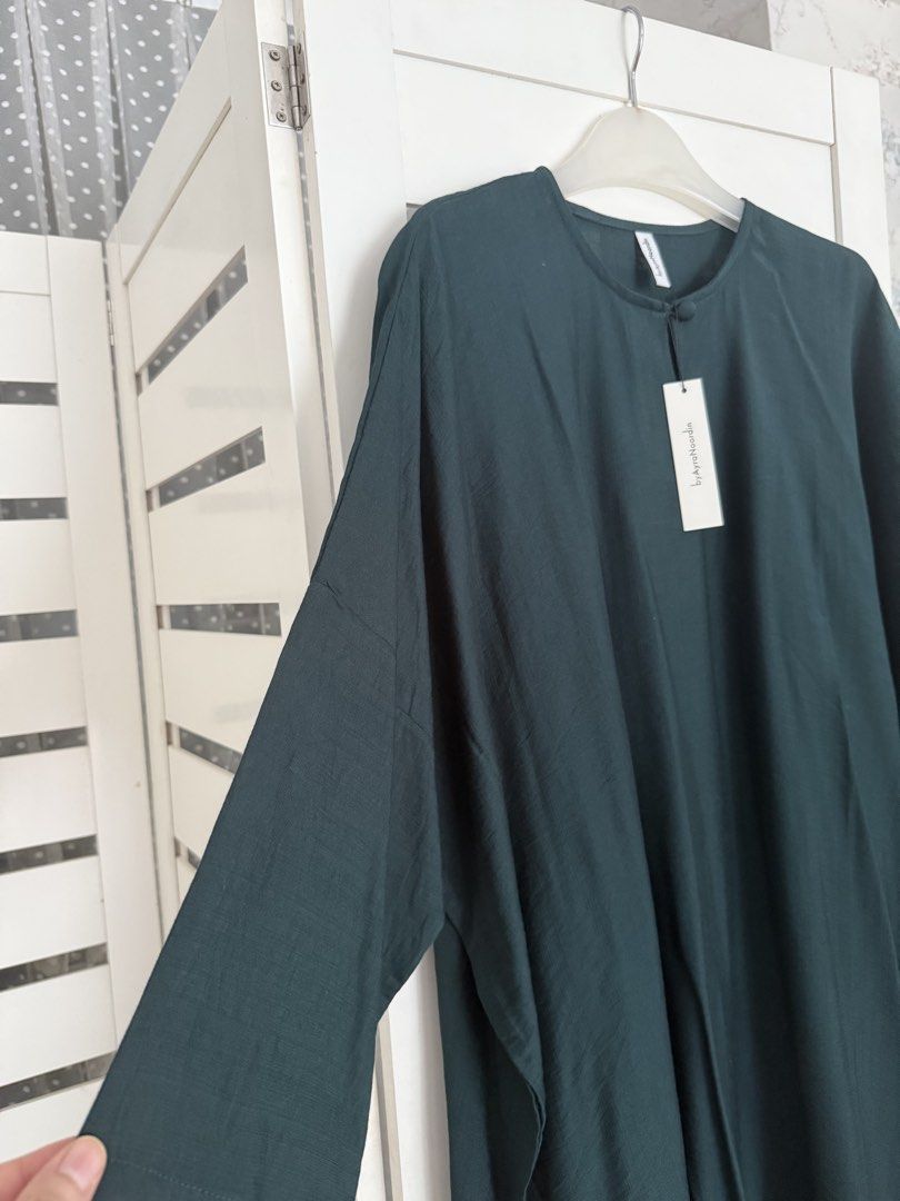 Tunic (Category: Other Tops) located in Seremban. Submitted by ejcloset19 (Listing ID 1462483178, Image 3). Description: Dark emerald green Lilit dd 66” Labuh 38”.
