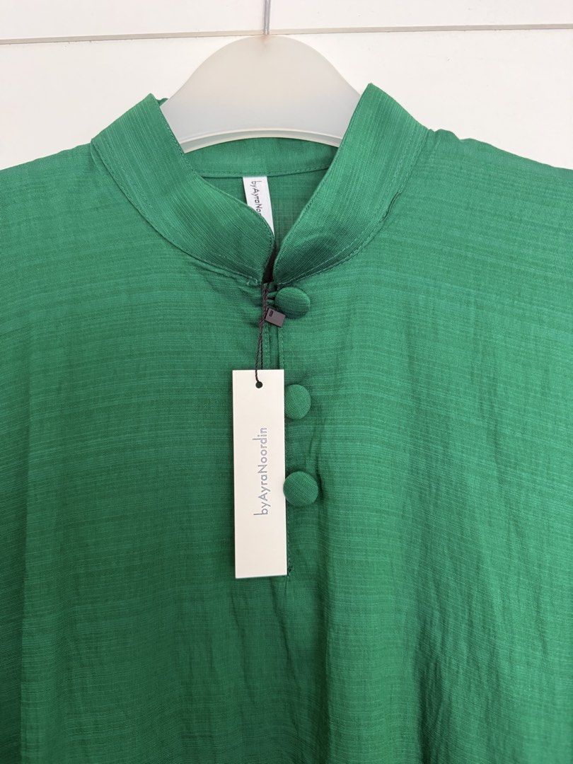 Tunic (Category: Other Tops) located in Seremban. Submitted by ejcloset19 (Listing ID 1462486097, Image 3). Description: Green DD 66” Labuh 38”.