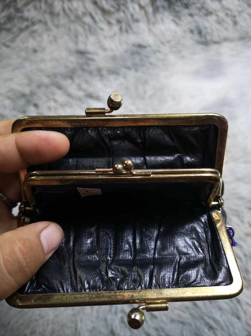Two Tone Patch Work Leather Kiss Lock Coin Purse (Category: Wallets & Card holders) located in Santa Cruz. Submitted by jmy_surplus.2 (Listing ID 1462672759, Image 3). Description: Size ; L- 3.6 W - 5.3 Color ; Black , Red Type ; Purse Brand ; No brand Material ; Leather Style ; Matte leather Con Purse LR 129 JMY 1 Batch #221.