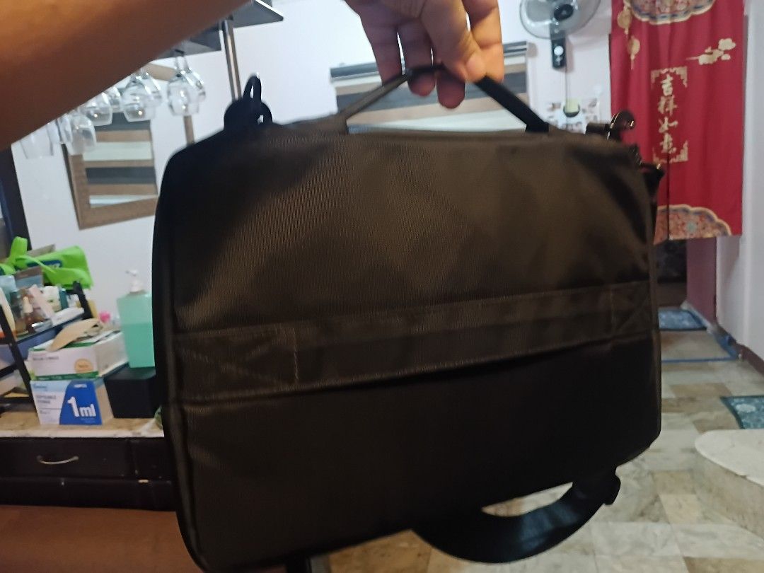U Elements Equipt Tech Smart Organizational Bag 16" (Category: Laptop Bags & Sleeves) located in Manila. Submitted by realanzco (Listing ID 1462562113, Image 2). Description: - Stylish black U Elements laptop bag - Front zip pocket for quick access - Large main compartment for all your essentials - Versatile carrying options: top handles or adjustable shoulder strap - Ideal for work, school, or travel - only used for a month. Still great as new. 