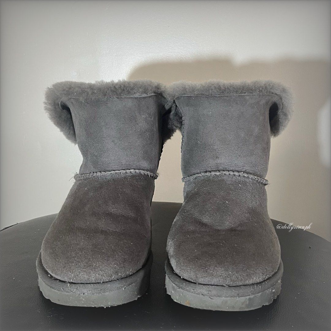 UGG Mini Bailey Bow (Category: Boots) located in Quezon City. Submitted by reverencesiren.ph (Listing ID 1462637405, Image 3). Description: ୭ ᵎᵎ item’s details : ✉︎ brand : UGG ✉︎ size : usa : 7 | uk : 5 | eu : 38 ✉︎ more details : - good condition ! cleaned water stains; minor, unnoticeable shading remains on the suede but doesn’t affect look. - vv comfy and still looks good ! .