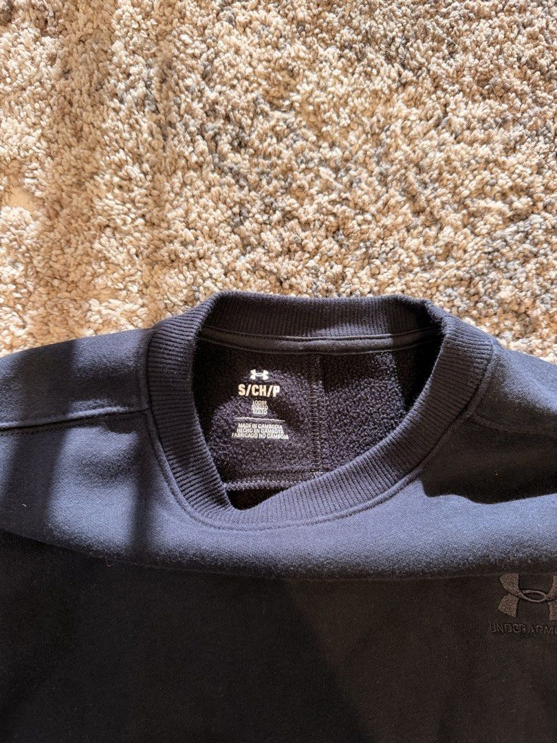 Under Armour Black Cropped Sweatshirt Size S/P (Category: Longsleeves) located in Tuguegarao City. Submitted by joysmithznjo (Listing ID 1462590381, Image 2). Description: - Black Under Armour cropped sweatshirt - Size: S/P - Long sleeves with ribbed cuffs and hem - Small embroidered Under Armour logo on the chest - Soft fleece lining for comfort - Ideal for casual wear or workouts.