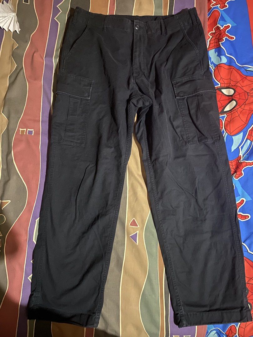 Uniqlo Cargo Pants Black L (Category: Chinos) located in Las Pinas. Submitted by jas_items (Listing ID 1462660854, Image 2). Description: - Uniqlo Navy Blue Cargo Pants - Size: Large (L) - Material: Cotton-Spandex blend (for comfort and stretch) - Features: Multiple functional pockets - Ideal for: Casual wear, outdoor activities - Styling: Easily pairs with t-shirts and hoodies.